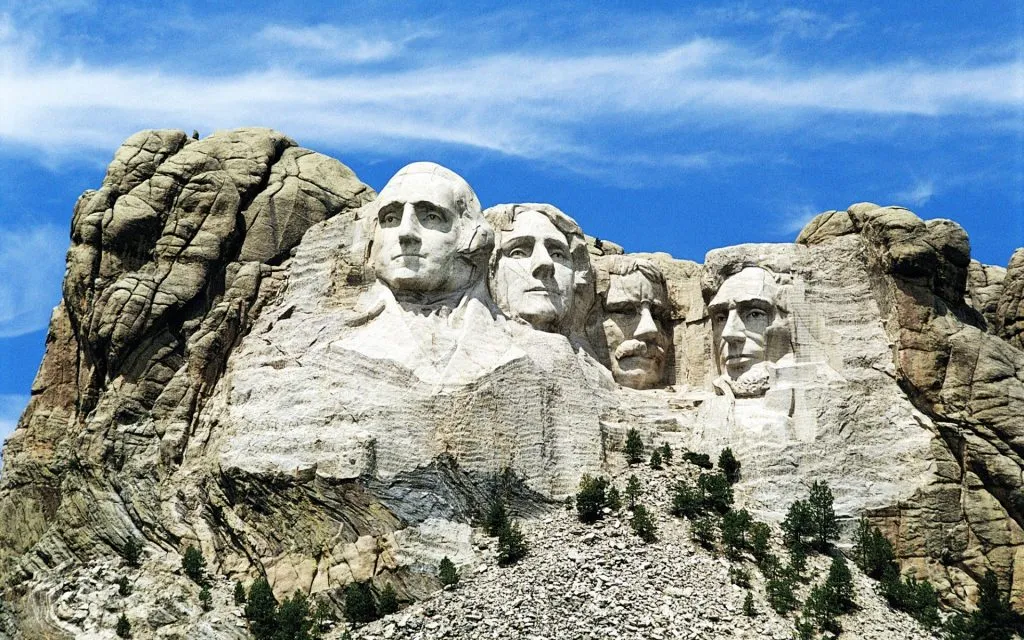 Alt text:  Đài tưởng niệm quốc gia núi Rushmore