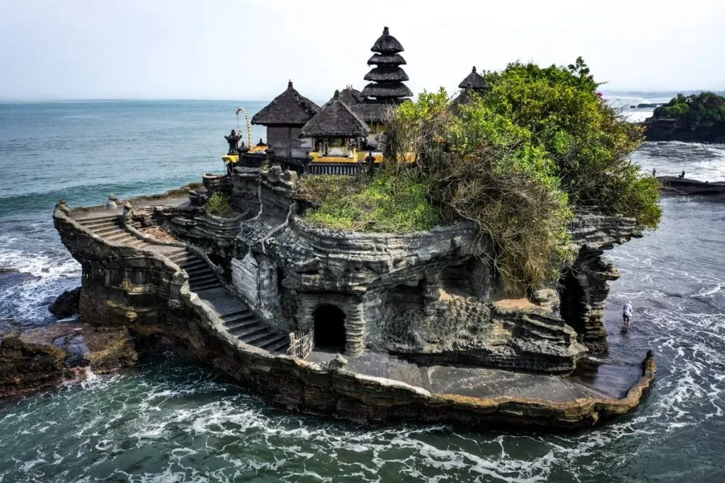 Alt text: Đền Tanah Lot - Bali