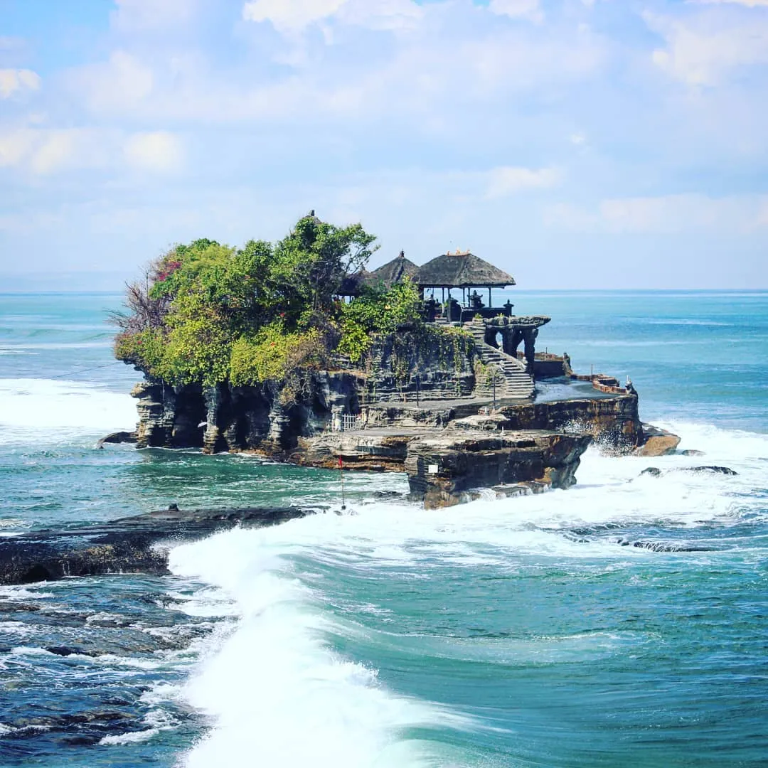 alt text: Đền Tanah Lot hùng vĩ giữa biển khơi