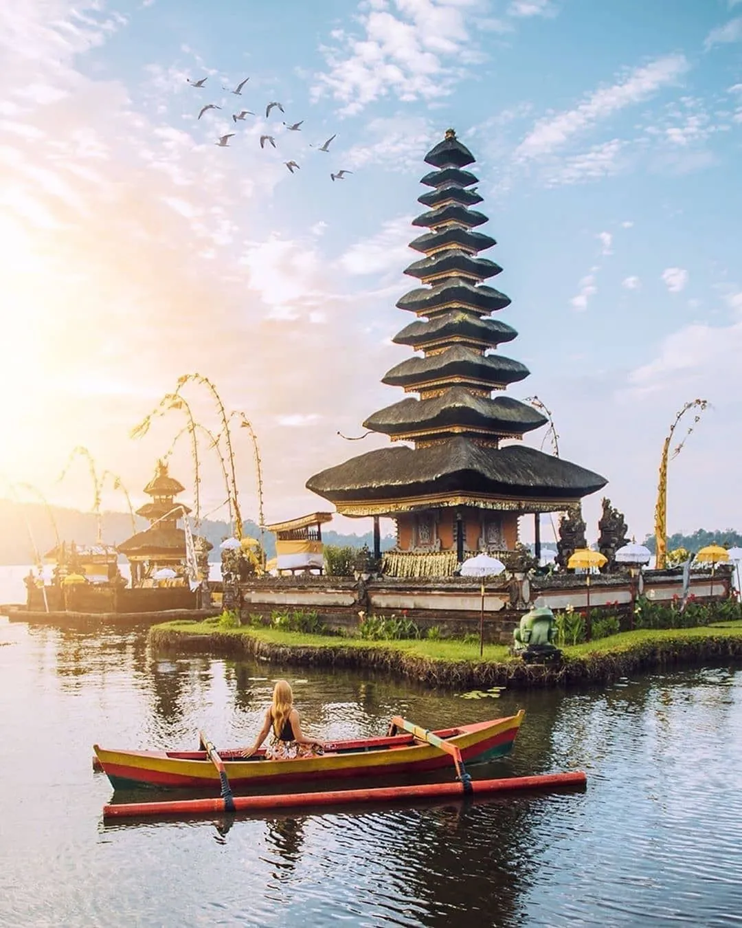 alt text: Đền Uluwatu trên vách đá hùng vĩ