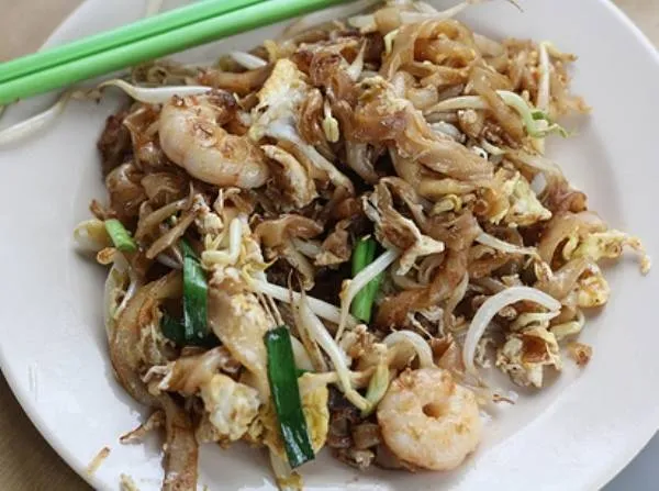 alt text: Đĩa hủ tiếu Char Kway Teow xào khô với hải sản và trứng