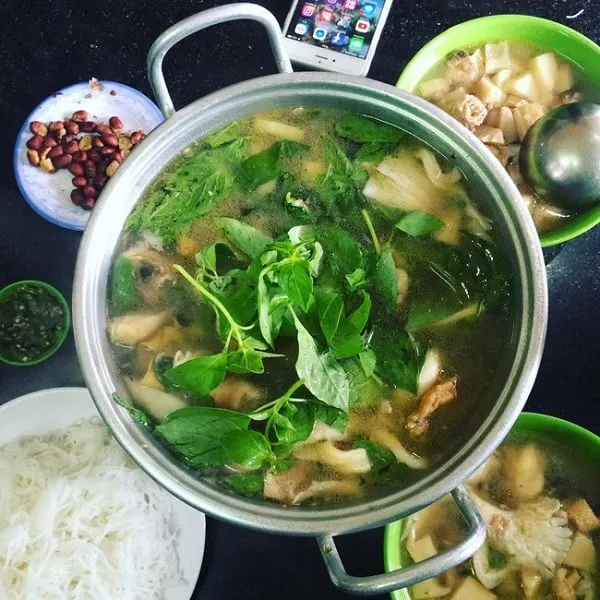 alt text:  Đĩa lá é xanh tươi, non mơn mởn được chuẩn bị sẵn sàng cho thực khách nhúng lẩu.