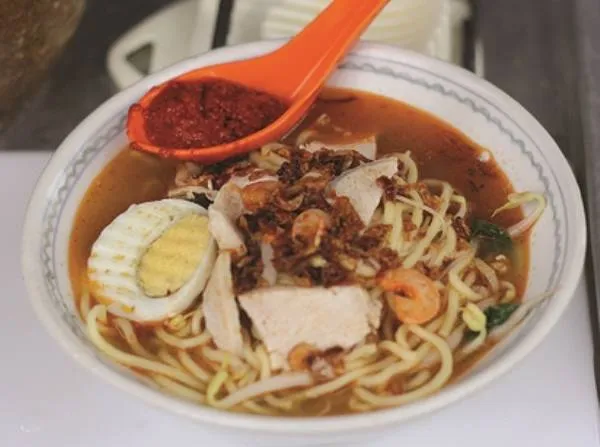 alt text: Đĩa mì Hokkien Mee với mì vàng, trứng, thịt và rau