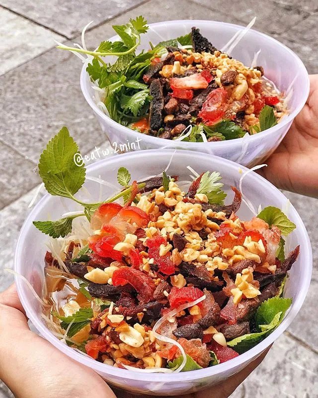 alt text: Đĩa nộm bò khô đầy đủ topping