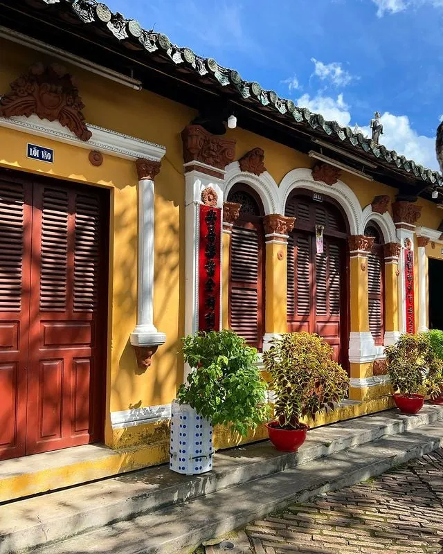 alt text: Đình Bình Thủy với kiến trúc cổ kính, mái ngói rêu phong và những họa tiết chạm khắc tinh xảo
