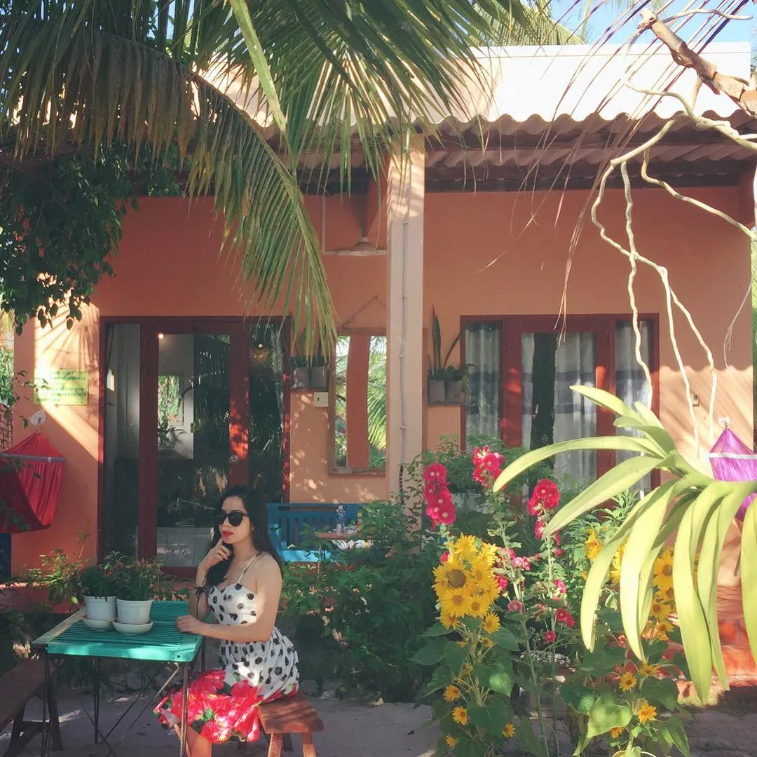 alt text: Du khách check-in tại Lagi Farmstay