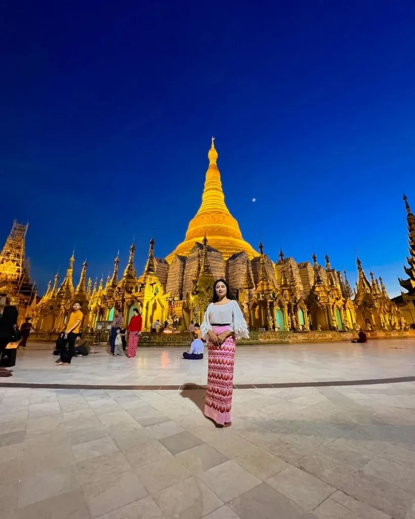 Alt text: Du khách chiêm ngưỡng vẻ đẹp kiến trúc bên trong chùa Shwedagon