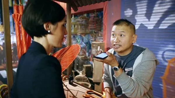 alt text: Du khách đang giao tiếp với người bán hàng rong bằng ngôn ngữ cơ thể