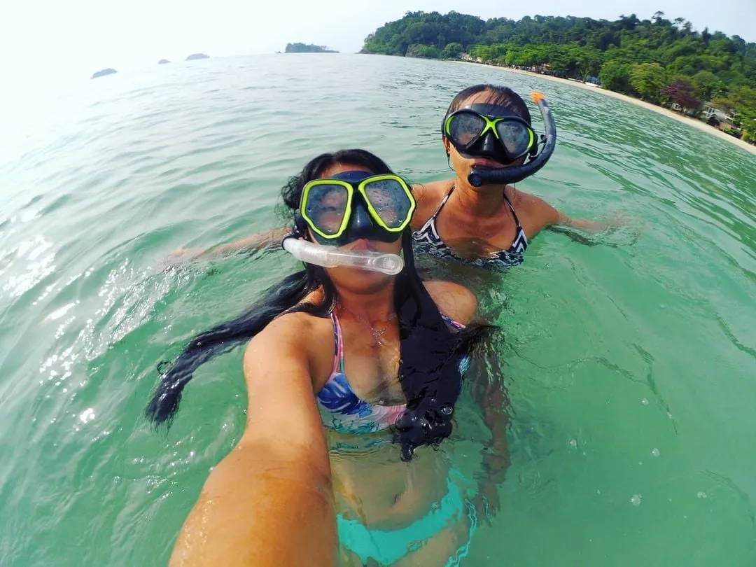 alt text: Du khách đang lặn biển ngắm san hô ở Koh Chang