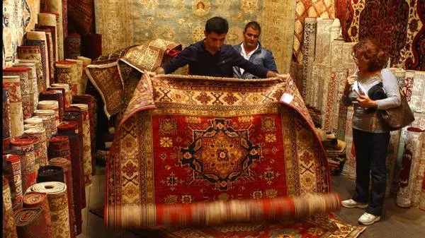 alt text: Du khách đang mặc cả với người bán hàng ở chợ