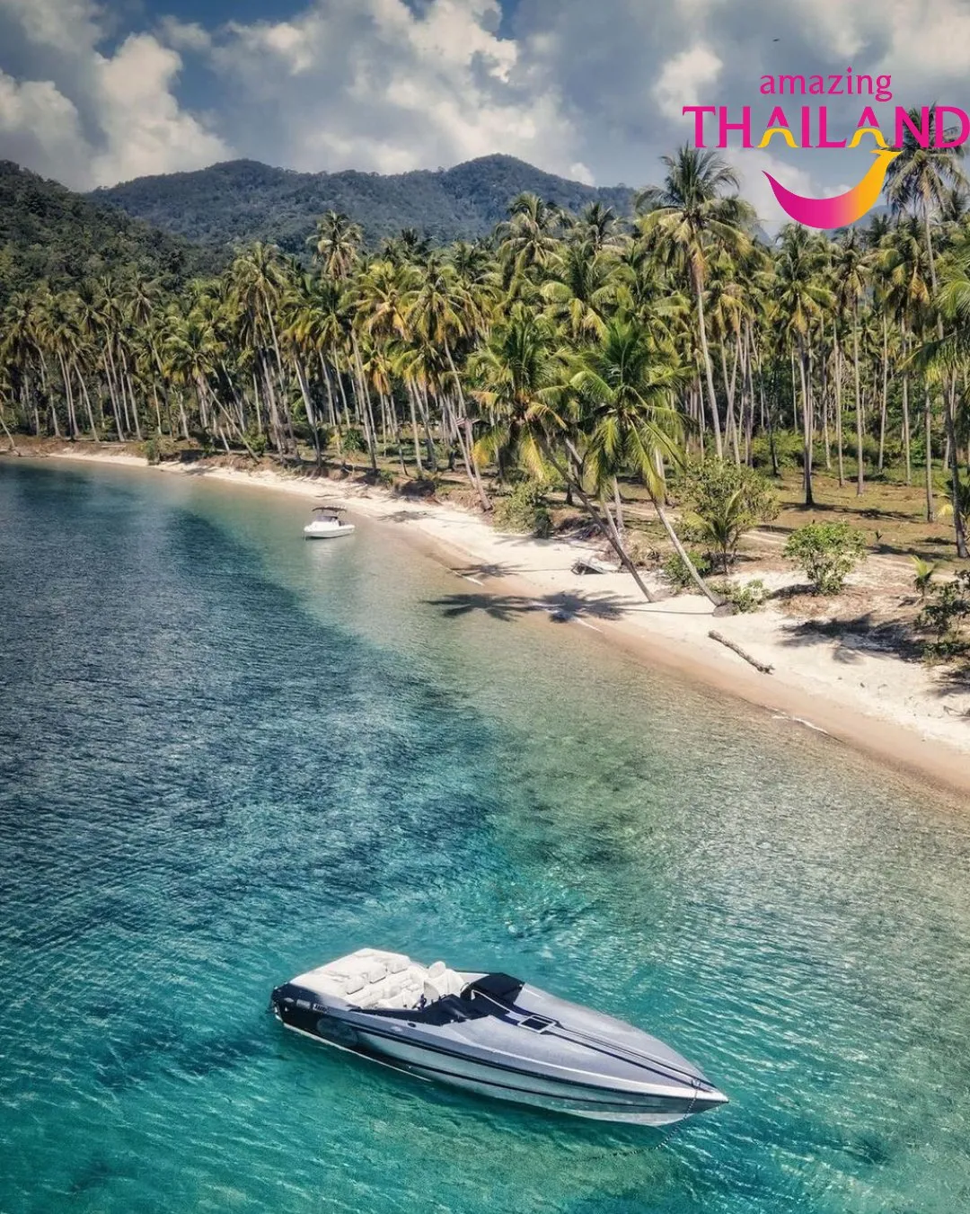 alt text: Du khách đang thư giãn trên bãi biển White Sand Beach ở Koh Chang