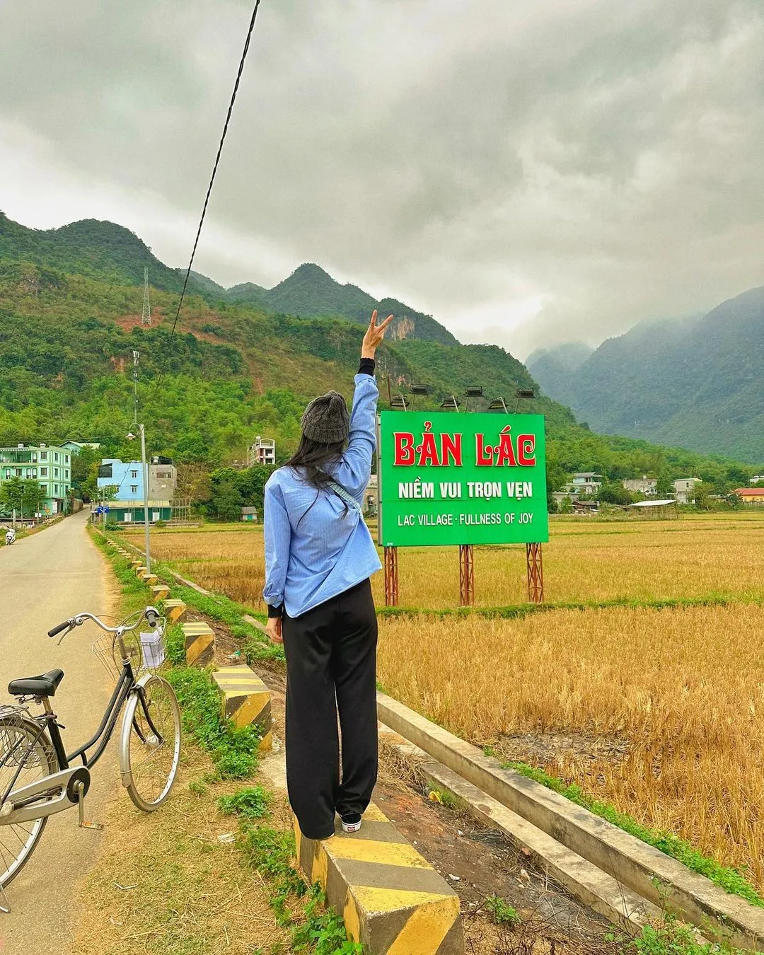 alt text: Du khách đạp xe khám phá bản Lác Mai Châu