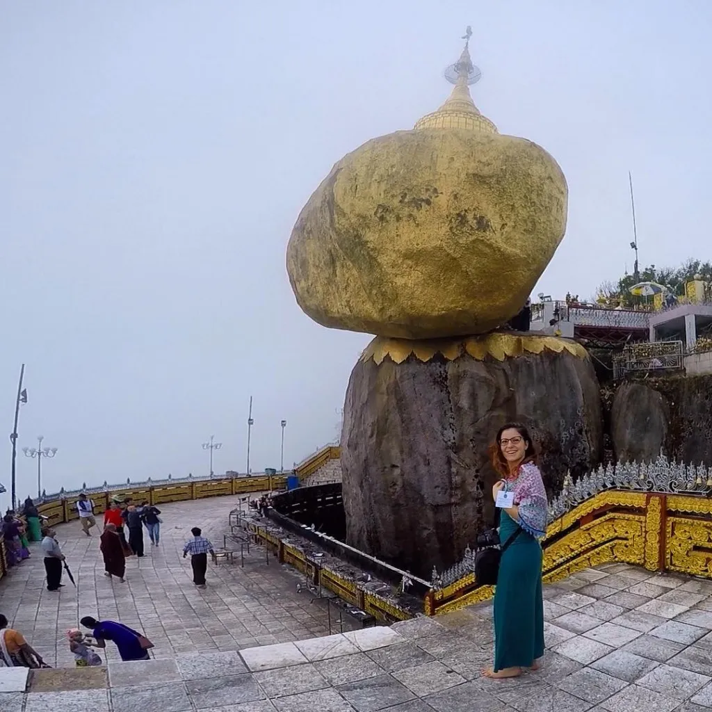 Alt text: Du khách hành hương đến Chùa Đá Vàng