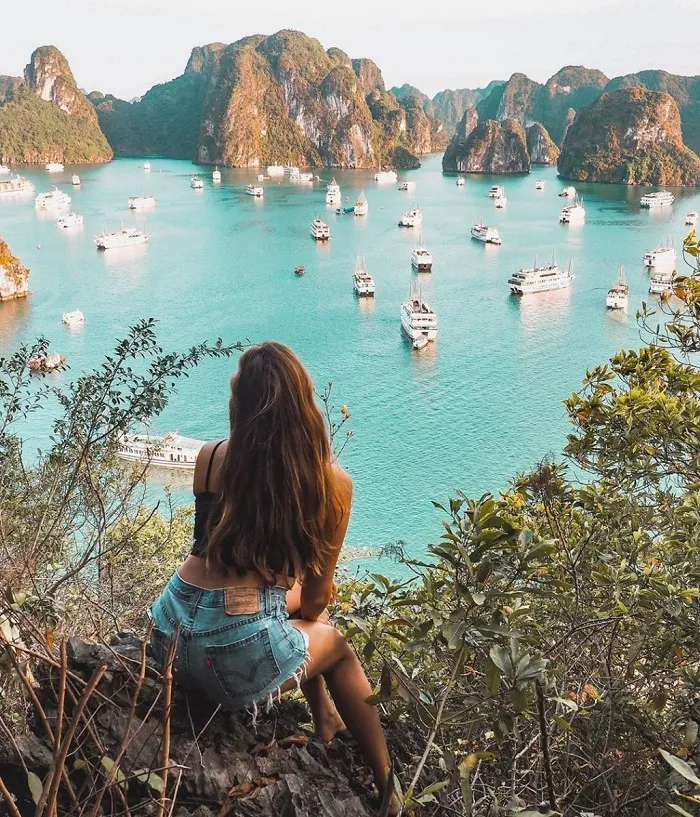 alt text: Du khách tắm biển tại Đảo Ti Tốp