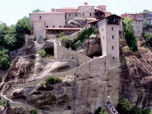 Alt text: Du khách tham quan tu viện Meteora