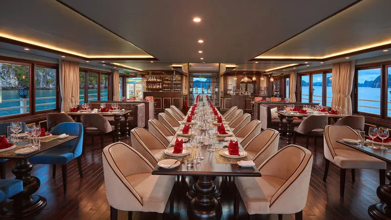 alt text: Du khách thư giãn trên boong tàu của Athena Luxury Hạ Long