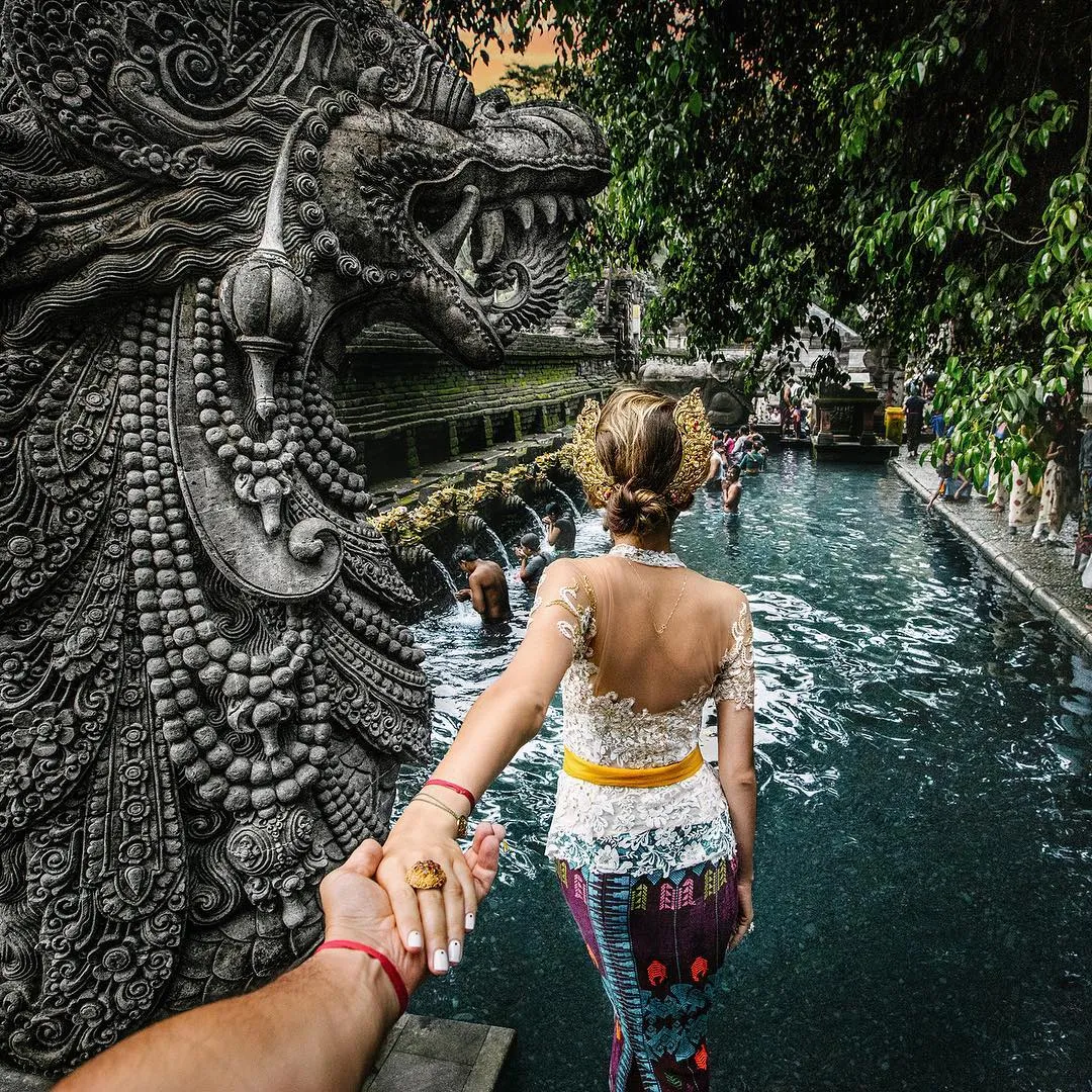 alt text: Du khách thực hiện nghi lễ tại Đền Tirtha Empul