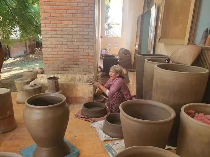 alt text: Du khách trải nghiệm làm gốm tại Bàu Trúc