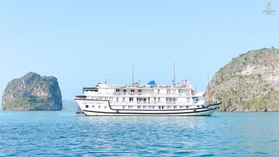 alt text: Du thuyền Athena Luxury Hạ Long lướt nhẹ trên mặt nước trong xanh của vịnh