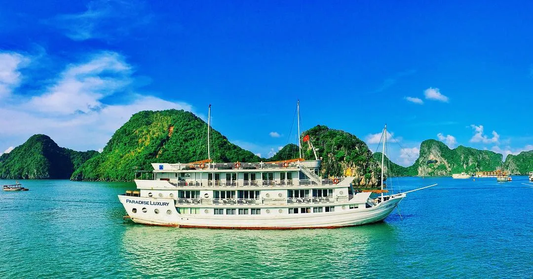 alt text: Du thuyền Paradise Luxury Cruise trên vịnh Hạ Long