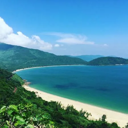 alt text: Đường mòn dẫn xuống Làng Vân