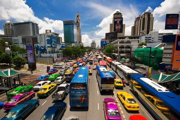 alt text: Đường phố Bangkok nhộn nhịp với nhiều loại phương tiện giao thông. Ảnh: cheapvacationholiday.com