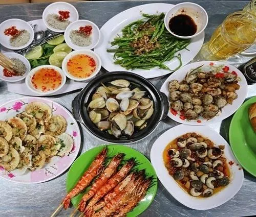 alt text: Đường Vĩnh Khánh, Quận 4, nổi tiếng với các quán ốc và hải sản tươi sống, thu hút đông đảo thực khách