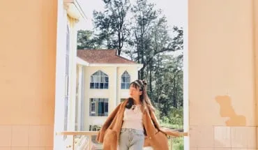 alt text: Giới trẻ check in tại ngôi trường Hàn Quốc ở Đà Lạt