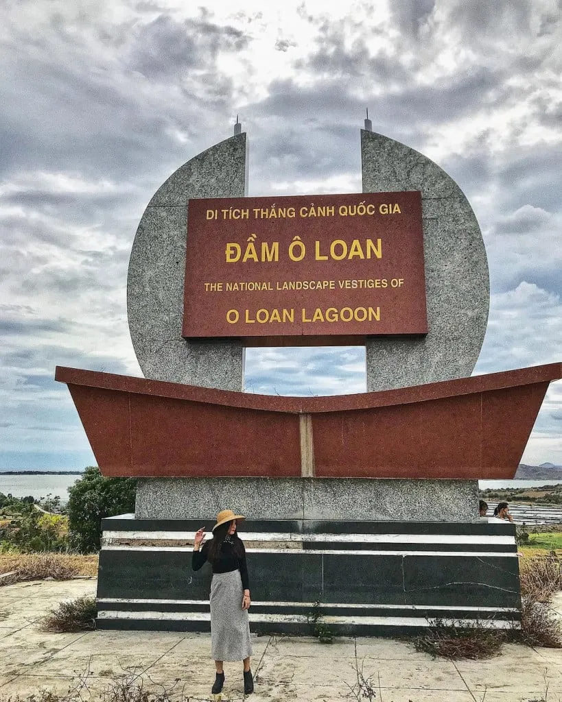 alt text: Góc nhìn khác về cảnh hoàng hôn trên đầm Ô Loan, với mặt nước phẳng lặng phản chiếu bầu trời