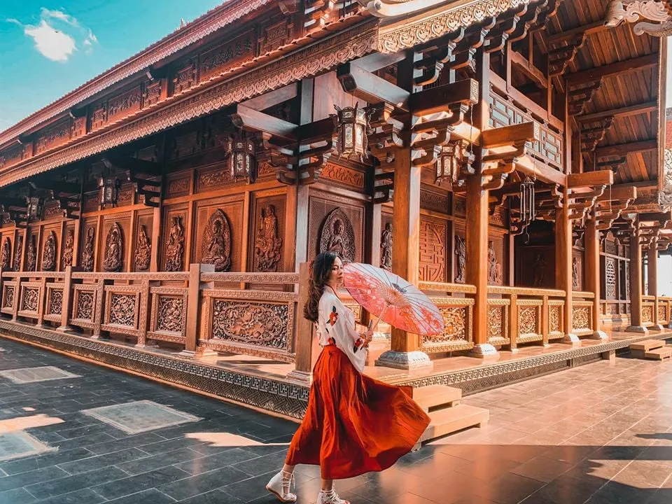 alt text: Gợi ý trang phục chụp ảnh tại chùa Sắc Tứ Khải Đoan