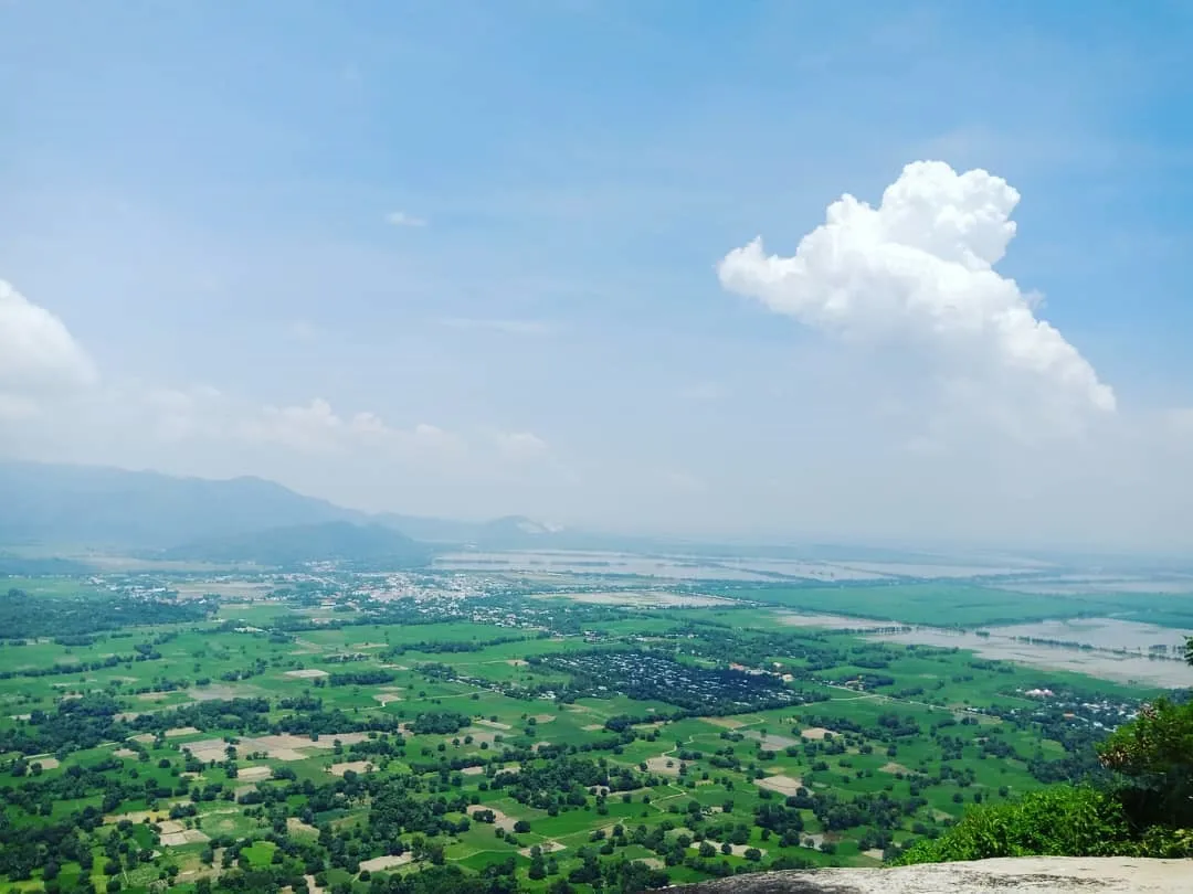 alt text: Hang động bên trong Núi Tượng