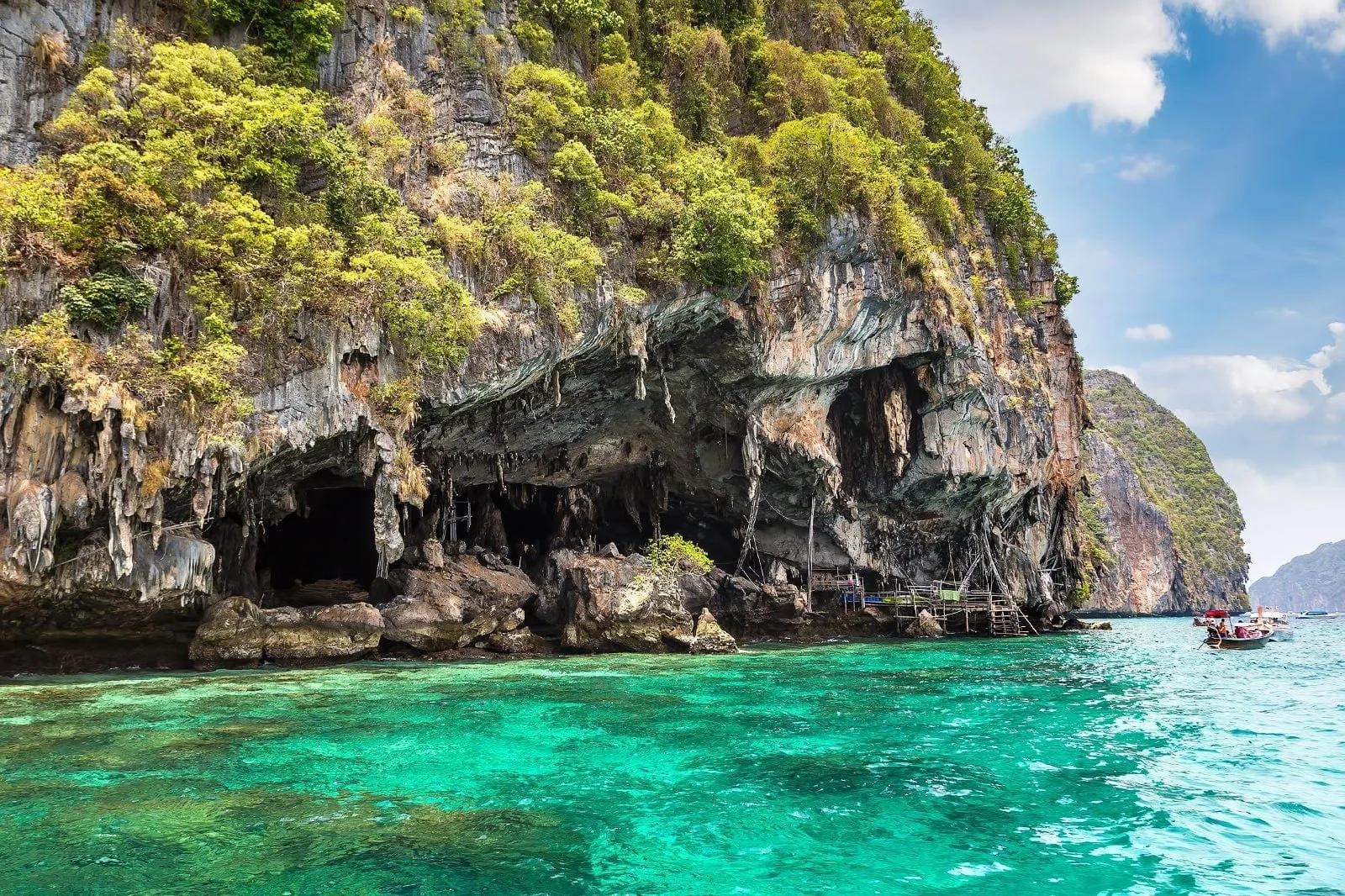 Alt text: Hang Viking trên đảo Koh Phi Phi