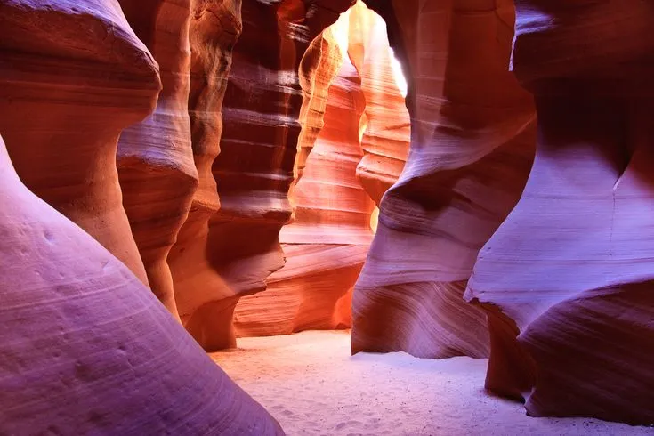 alt text: Hẻm núi Antelope Canyon với những vách đá uốn lượn