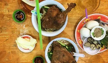 alt text: Hình ảnh bát mì vịt tiềm thơm ngon