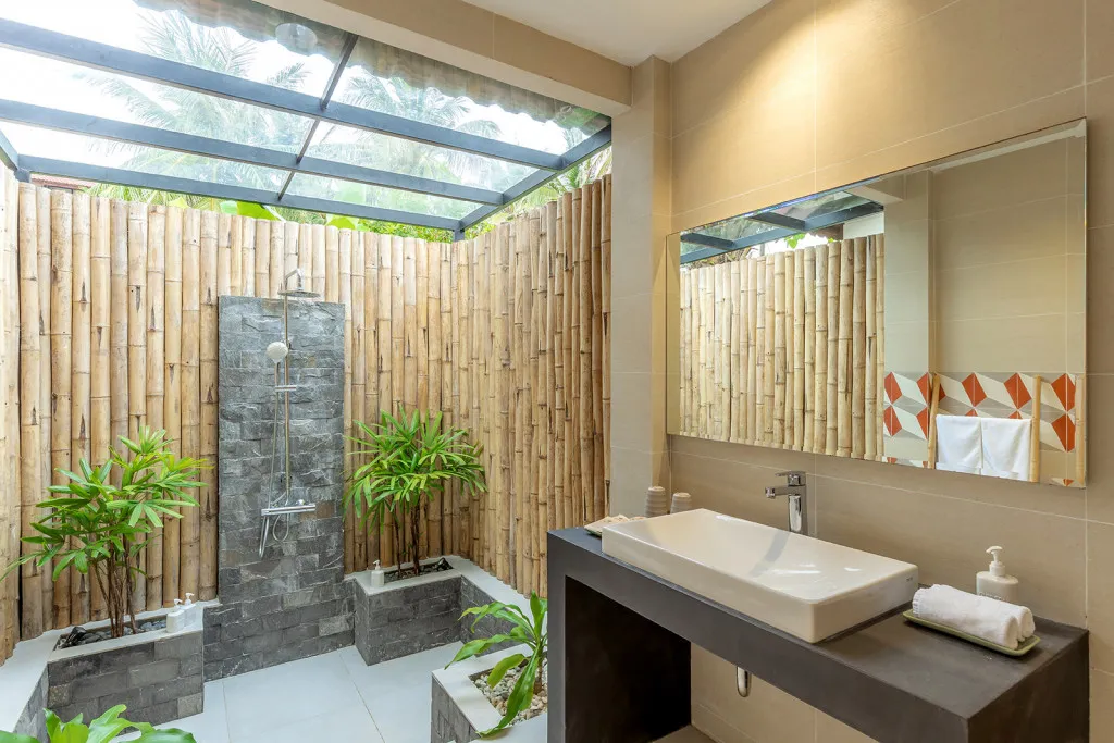alt text: Hình ảnh cồn cát trắng trải dài tại biển Dốc Lết, Nha Trang