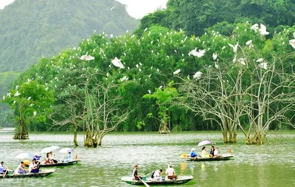 Alt text: Hình ảnh đầm Vân Long với mặt nước yên tĩnh phản chiếu mây trời và núi non, tạo nên khung cảnh thiên nhiên thanh bình, thơ mộng.