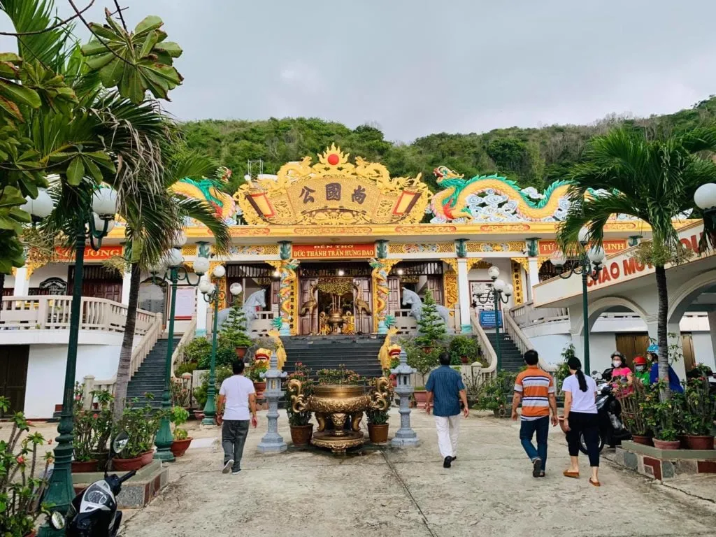 alt text: Hình ảnh đền thờ Đức Thánh Trần Hưng Đạo tại Vũng Tàu. 