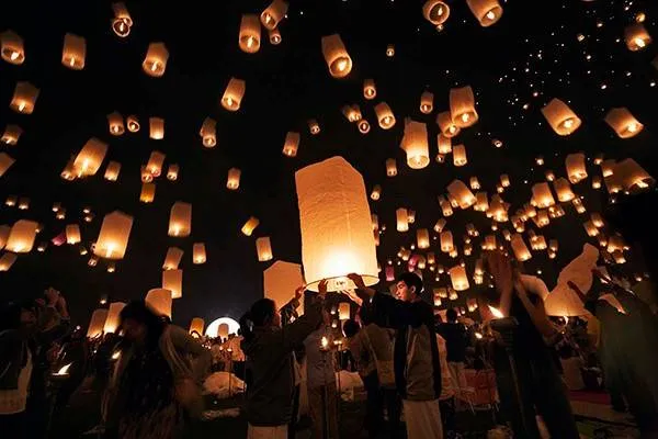 alt text: hình ảnh đèn trời được thả lên trong lễ hội Loi Krathong