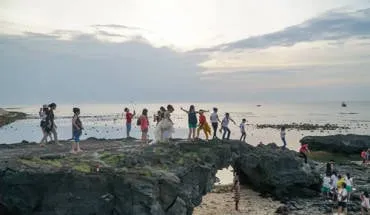 alt text: Hình ảnh Lý Sơn với Cổng Tò Vò