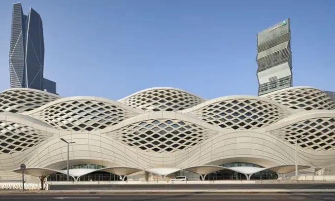 alt text: Hình ảnh minh họa ga tàu điện ngầm Riyadh Metro với kiến trúc độc đáo