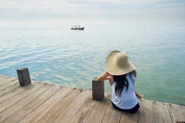 Alt text: Hình ảnh một người đang đi bộ một mình trên con đường núi, thể hiện sự tự do và khám phá khi du lịch một mình.