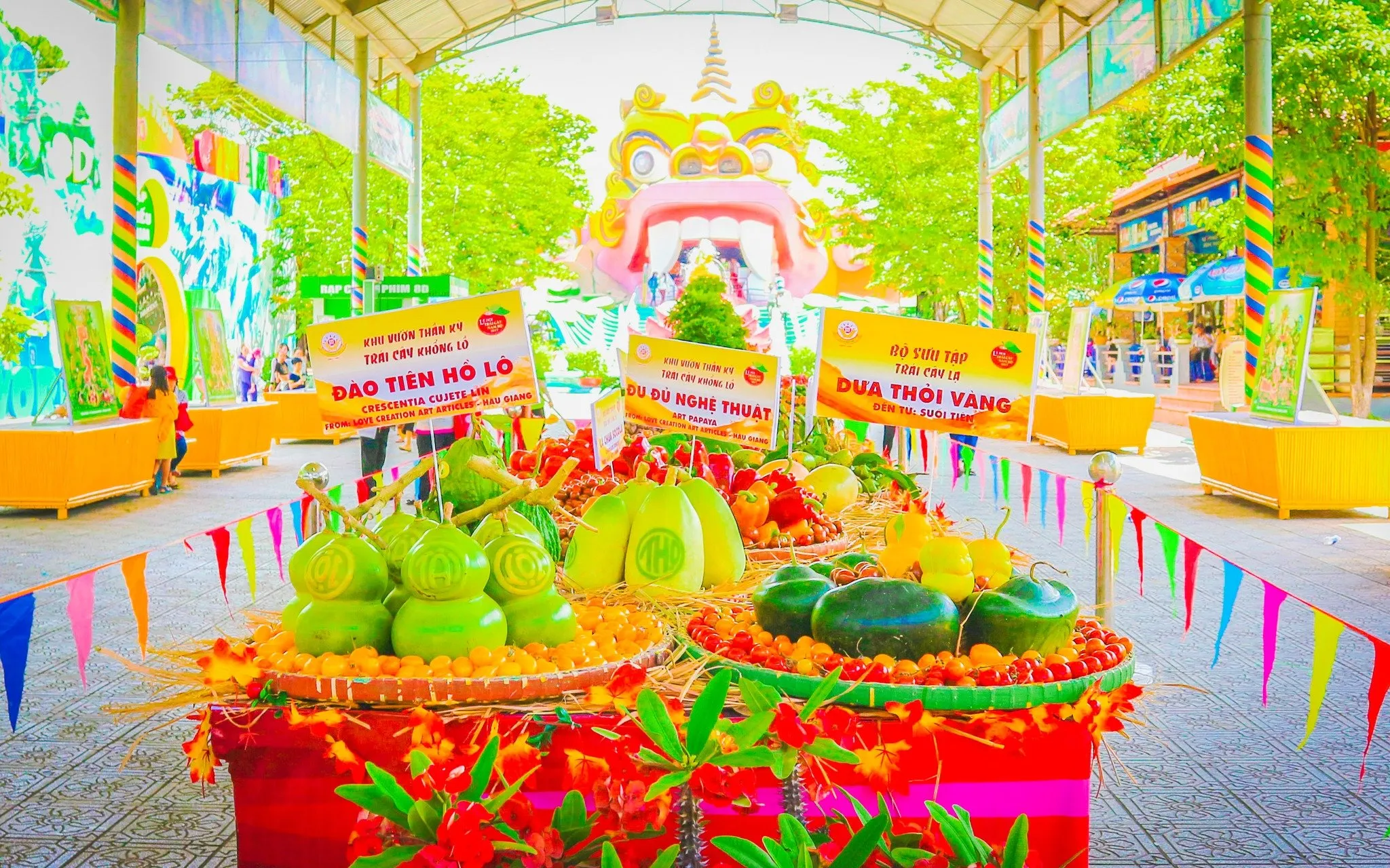 alt text: hình ảnh người dân tham gia lễ hội trái cây
