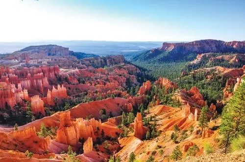alt text: Hình ảnh những vách đá hùng vĩ và nhiều màu sắc tại Bryce Canyon