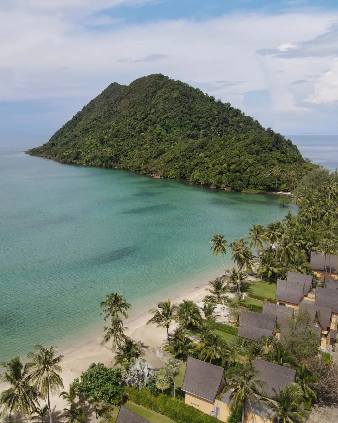alt text: Hình ảnh san hô đầy màu sắc dưới lòng đại dương ở Koh Chang