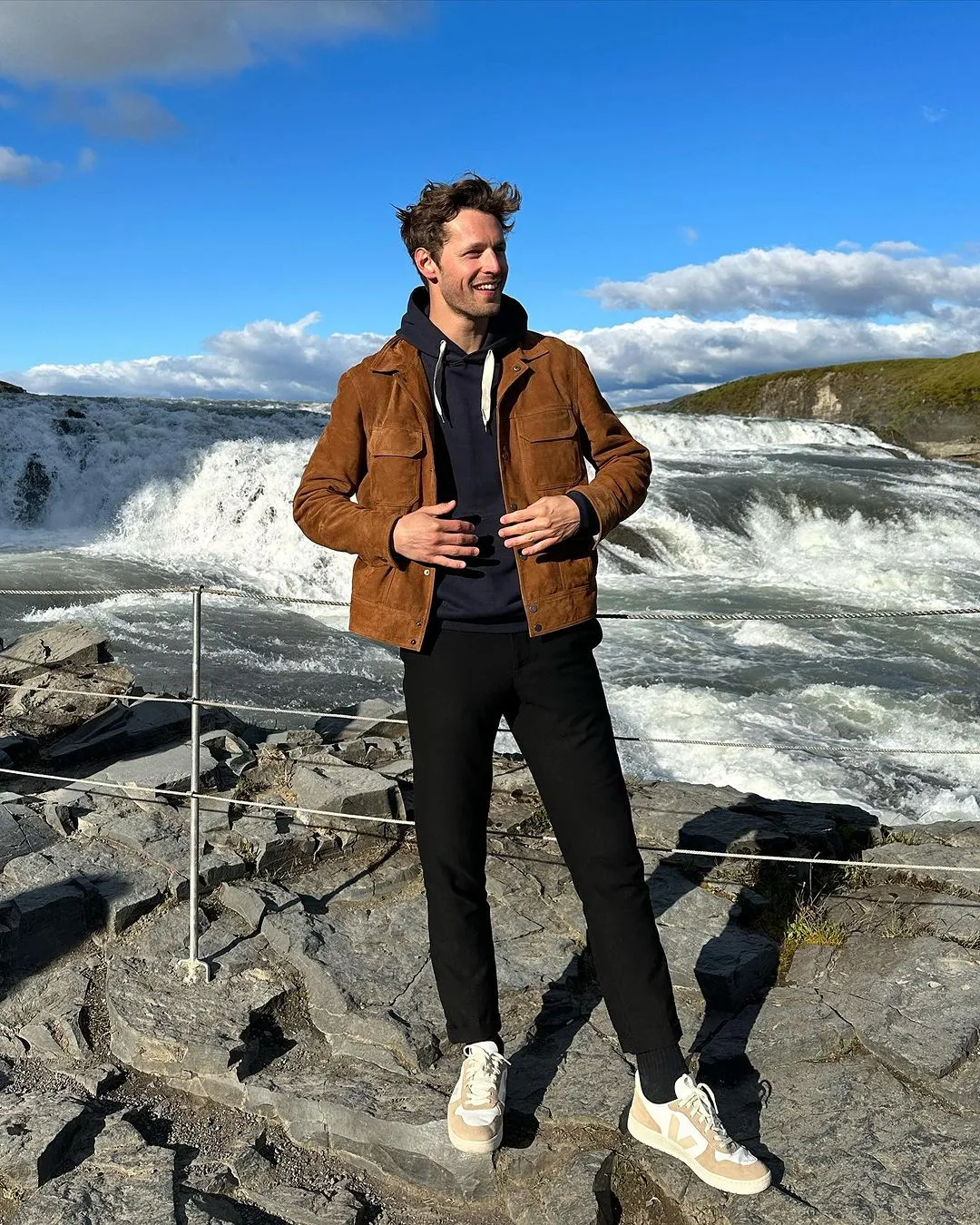 alt text: Hình ảnh thác nước Gullfoss từ xa, cho thấy toàn cảnh vẻ đẹp hùng vĩ của thác nước cùng với cảnh quan thiên nhiên xung quanh.