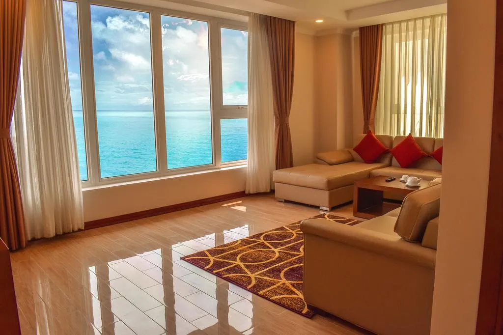 alt text: Hồ bơi trên cao tại khách sạn Blue Sun Đà Nẵng