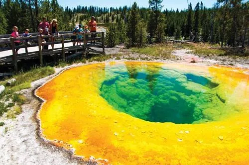 alt text: Hồ Morning Glory với màu nước xanh ngọc bích tuyệt đẹp tại công viên quốc gia Yellowstone