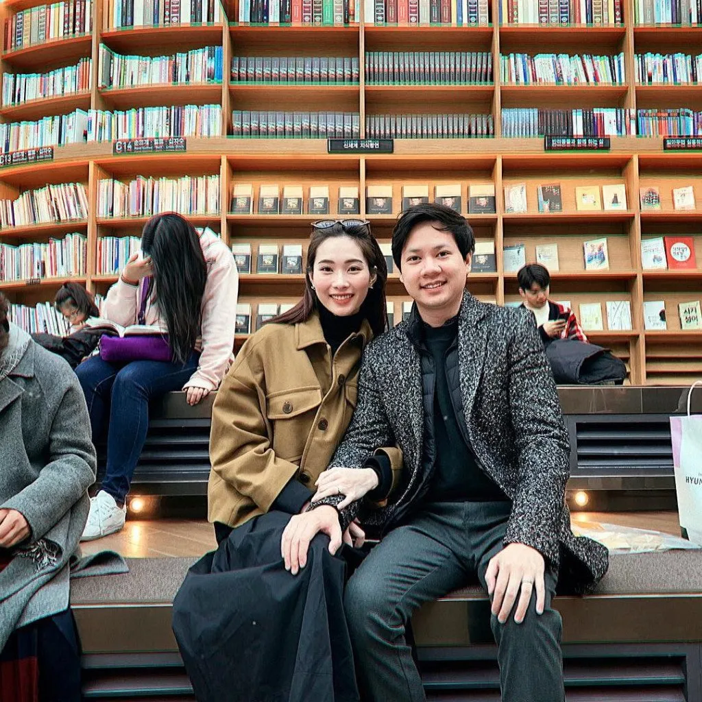 alt text: Hoa hậu Đặng Thu Thảo chụp ảnh tại thư viện Starfield, Seoul