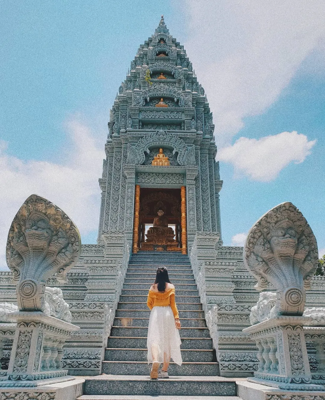 alt text: Họa tiết trang trí trên tường chùa Som Rong Sóc Trăng