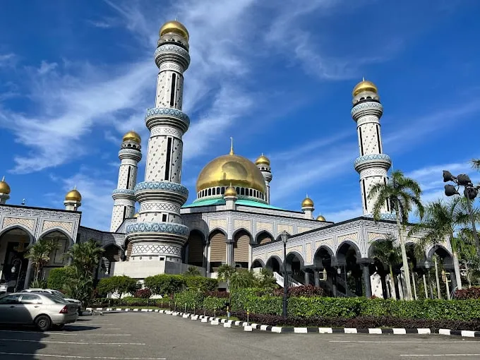 alt text: Hoa văn hình học tinh xảo trên tường nhà thờ Hồi giáo Jame Asr Hassanil Bolkiah